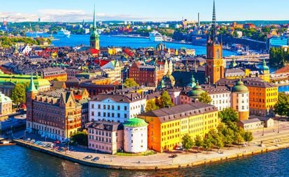 Panorámica de Estocolmo, con la Ciudad Vieja (Gamla Stan) en primer plano.