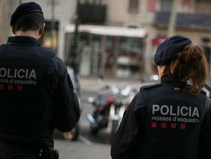 Dos agentes de los Mossos en Barcelona.