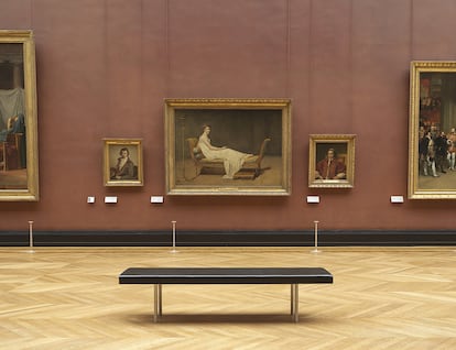 Uno de sus bancos para el Louvre dialoga con el triclinio de 'Madame Récamier' (1800) de Jacques-Louis David.