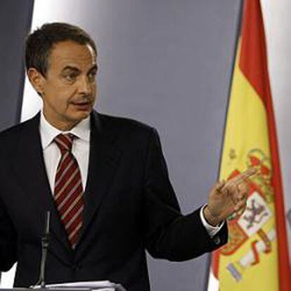 Zapatero apunta a un alza moderada de los impuestos indirectos