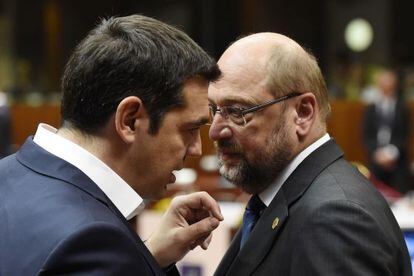 El primer ministro griego, Alexis Tsipras, y el presidente del Parlamento Europeo, Martin Schulz, en una cumbre en Bruselas el pasado 25 de junio.
