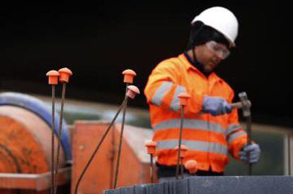 Trabajadores de la construcción en una obra en Tarrasa. 