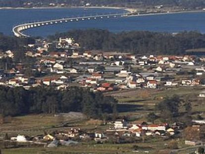 Vista del puente que une Vilanova de Arousa con A Illa.