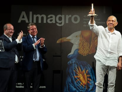 Lluís Pasqual posa con el Premio Corral de Comedias, acompañado por el ministro de Cultura, Miquel Iceta (izquierda), y el presidente de Castilla-La Mancha, Emiliano García-Page.