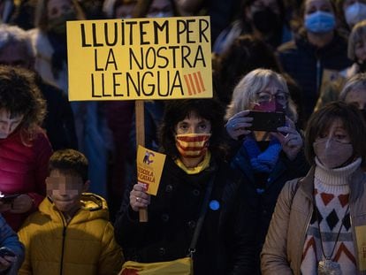Manifestación de protesta por la intromisión de la justícia en el modelo educativo catalán.