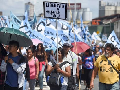 Militantes de la Tupac Amaru y otras agrupaciones sociales y pol&iacute;ticas cortan Puente Pueyrred&oacute;n para exigir la libertad de Milagro Sala.