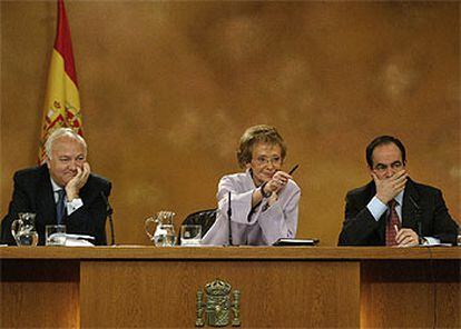 Moratinos, Fernández de la Vega y Bono, en la rueda de prensa posterior a la reunión del Gobierno.