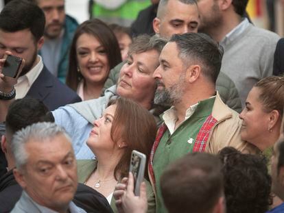 El líder de Vox, Santiago Abascal, se fotografía con simpatizantes en un mitin preelectoral en Oviedo, el pasado día 15.