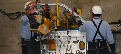 Trabajadores de una planta de CIE Automotive.