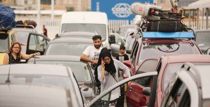 Unos pasajeros esperan a cruzar el Estrecho en el Puerto de Algeciras.