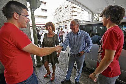 Usuarios de Blablacar se encuentran en Madrid para compartir coche en un trayecto de larga distancia.