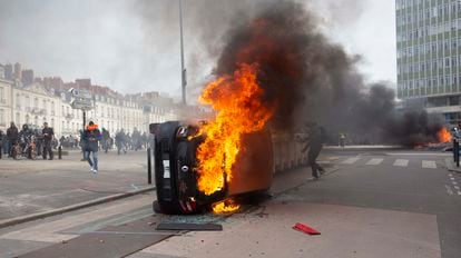 Un vehículo incendiado durante los disturbios de este martes, en Nantes.