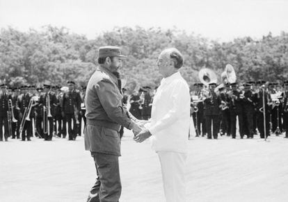 El expresidente mexicano José López portillo saluda al exmandatario cubano Fiden Castro a su llegada al aeropuerto de Cozumel para su visita a México el 17 de mayo de 1979.
