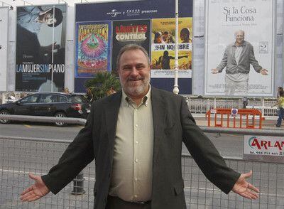 Mikel Olaciregui posa ante los carteles de varias de las películas que se han visto en el Zinemaldia.