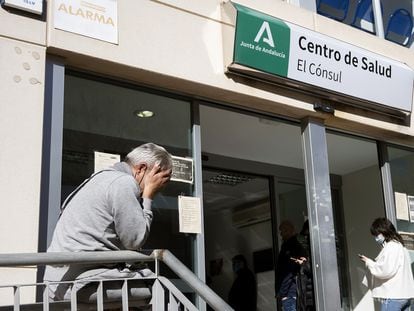 Unas personas hacen cola para conseguir una cita con su médico de cabecera en Málaga, en enero de este año.
