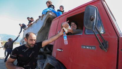 Un grupo de refugiados de Nagorno Karabaj llegaba este miércoles a la ciudad fronteriza de Kornidzor, en Armenia.