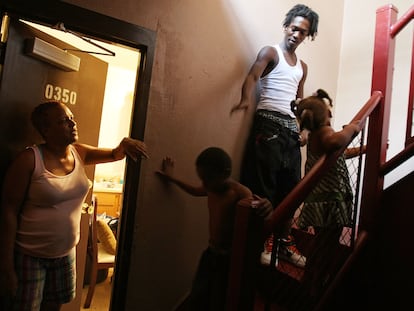 Una familia entra en su piso en un bloque de vivienda pública en Nueva Orleans, Estados Unidos.