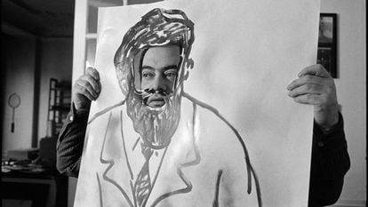 El escritor Roland Topor, en su casa en 1986 en los preparativos del rodaje del corto Une minute pour Canal Plus.