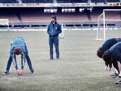 Laureano Ruiz dirige un entrenamiento del Bar&ccedil;a en 1976.