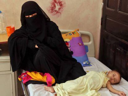 Una mujer yemení aguarda junto a su hijo desnutrido en un hospital de la ciudad de Taez, en el suroeste de Yemen. AHMAD AL-BASHA AFP / VÍDEO: ATLAS