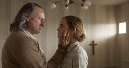 Michael Nyqvist y Emma Watson en la película.