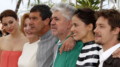 Pedro Almodóvar (en el centro) ha presentado en el festival de Cannes su última película, 'La piel que habito', rodeado del elenco del filme. De izquierda a derecha Blanca Suárez, Marisa Paredes, Antonio Banderas, Almodóvar, Elena Anaya y Jan Cornet.