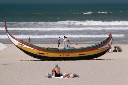Un barco pesquero en la costa de Aveiro, en Portugal.