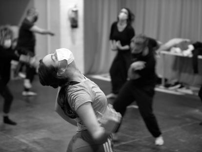 Una bailarina de la compañía La Basal, ensayando con mascarilla, en una imagen del 16 de marzo.