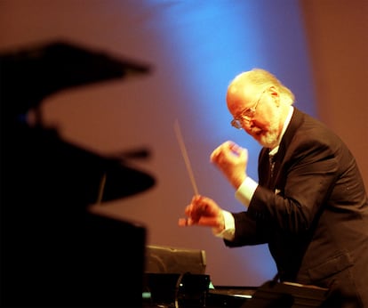 John Williams deschide sezonul de vara al Hollywood Bowl din Los Angeles in 2000.