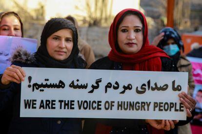 Manifestación de mujeres afganas para exigir empleo, alimentación, educación y mejores condiciones de vida bajo el régimen talibán durante una protesta en Kabul, Afganistán, el pasado 28 de diciembre de 2021.
