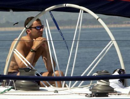 1 de julio de 2001. Don Felipe de Borbón, a bordo del 'Sirius', espera la orden de salida en la última jornada de la tercera edición del Trofeo de Su Majestad La Reina-XIV Copa Almirante Sánchez Barcáiztegui, que se disputó en Valencia.