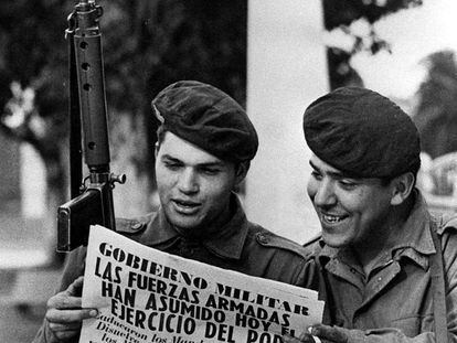 Dos militares argentinos tras el golpe de Videla en 1976.