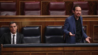 El vicepresidente segundo del Gobierno, Pablo Iglesias, interviene en el pleno de sesión de control al Gobierno el 27 de mayo, junto al presidente, Pedro Sánchez.