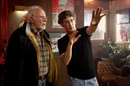 Alexander Payne (derecha) da instrucciones al actor Bruce Dern durante el rodaje de &#039;Nebraska&#039;.