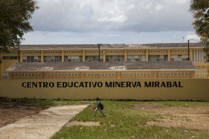 El Colegio Minerva Mirabal es uno de los pioneros en educación inclusiva en la República Dominicana. Está en el sector marginal de Sabana Perdida, calificado por algunos medios del país como el más violento de Santo Domingo.