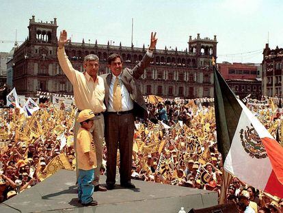Cuauhtémoc Cárdenas y Andrés Manuel López Obrador, durante la campaña para las elecciones presidenciales y capitalinas del 2000, en el Zócalo de Ciudad de México.