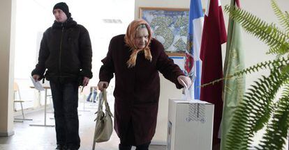 Una mujer vota, en Riga, en el refer&eacute;ndum sobre la adopci&oacute;n del ruso como segunda lengua oficial de Letonia. 