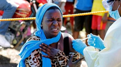 Una mujer recibe la vacuna contra el ébola en Goma (República Democrática del Congo).