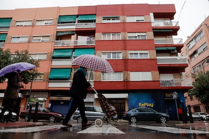 Vista general del edificio situado en la localidad valenciana de Alaquàs donde ha fallecido un hombre de 44 años tras precipitarse de la azotea, cuando huía de la Policía Nacional.