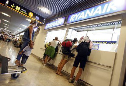 Unos turistas en el mostrador de Ryanari en la T1 de Barajas.