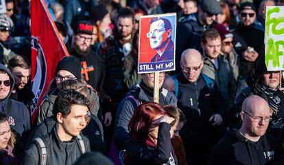 Un manifestante con una imagen del líder de La Izquierda Bodo Ramelow, en una marcha de protesta en Erfurt, capital de Turingia, el pasado sábado.