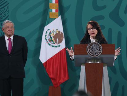 La directora del Consejo Nacional de Ciencia y Tecnología, María Elena Álvarez-Buylla, en rueda de prensa con el presidente Andrés Manuel López Obrador, este martes.