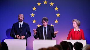 Desde la izquierda, el presidente del Consejo Europeo, Charles Michel; el del Parlamento, David Sassoli, y la presidenta de la Comisión, Ursula von der Leyen, este viernes en Bruselas.