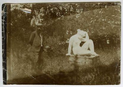 Maillol junto a su obra 'Mediterranée'