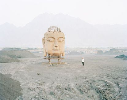 Bouddha dans un dépôt de charbon, province du Ningxia, 2011.