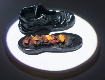 La bota de Chaplin con un plato creado por Diego Guerrero.