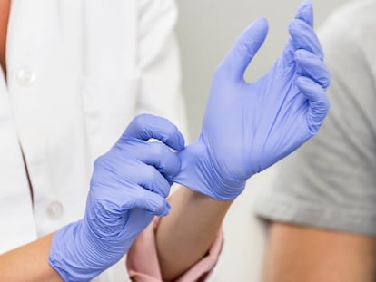 Son más resistentes y contienen menos alérgenos que los guantes de látex. GETTY IMAGES.