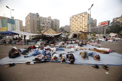 Seguidores del expresidente Mohamed Morsi han pasado la noche en la plaza de Rabaa Adawiya, 9 de julio de 2013.
