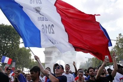 Aficionados franceses celebran la victoria de su equipo en París.