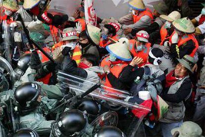 Manifestantes surcoreanos se enfrentan a la policía, ayer en Hong Kong.